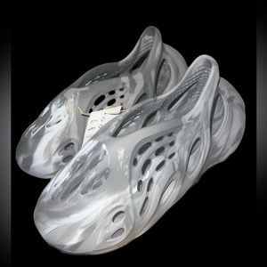 Brand New Yeezy Foam Rnr MX Granite size 5